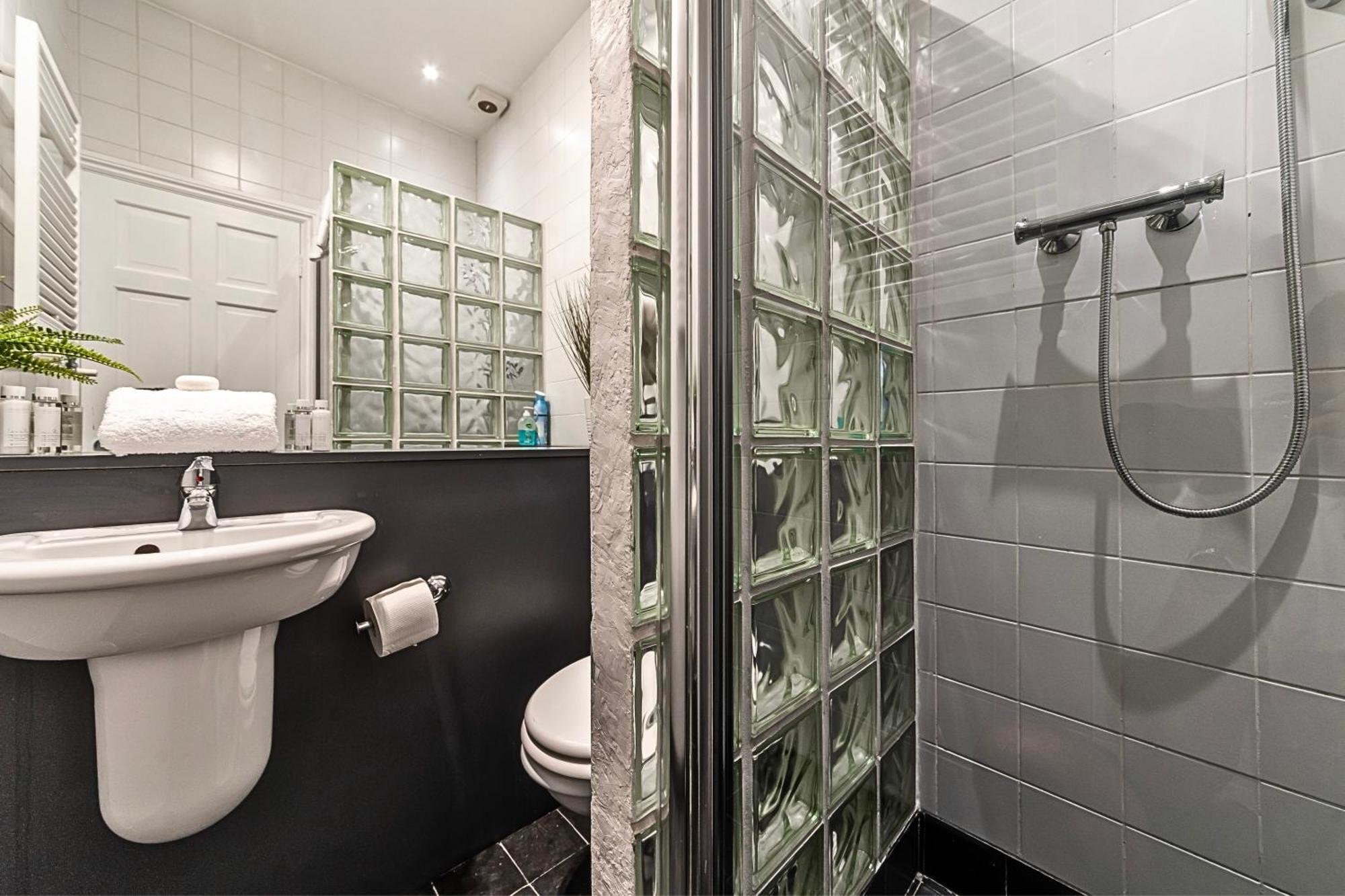 Secret Kensington Garden Mews: Spacious 2-Bedroom House with Private Patio London Exterior photo