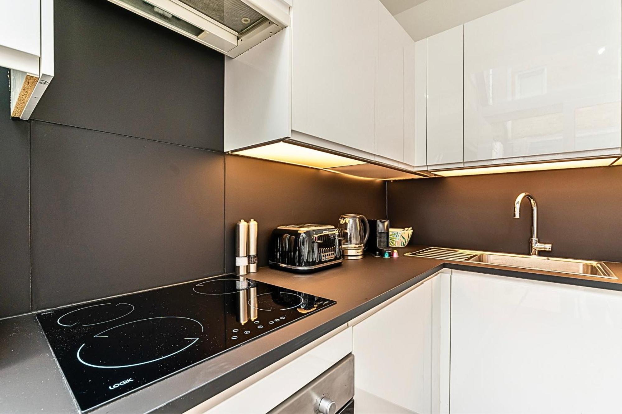 Secret Kensington Garden Mews: Spacious 2-Bedroom House with Private Patio London Exterior photo