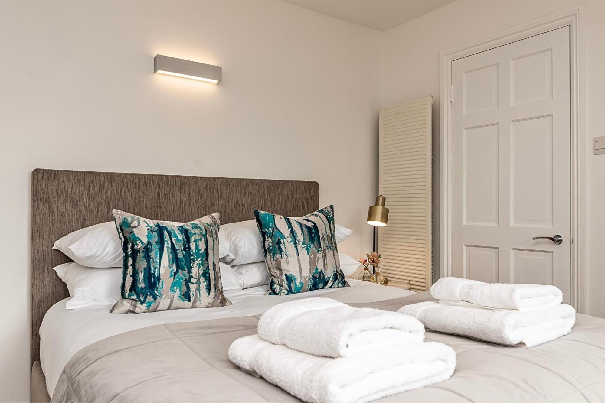Secret Kensington Garden Mews: Spacious 2-Bedroom House with Private Patio London Exterior photo