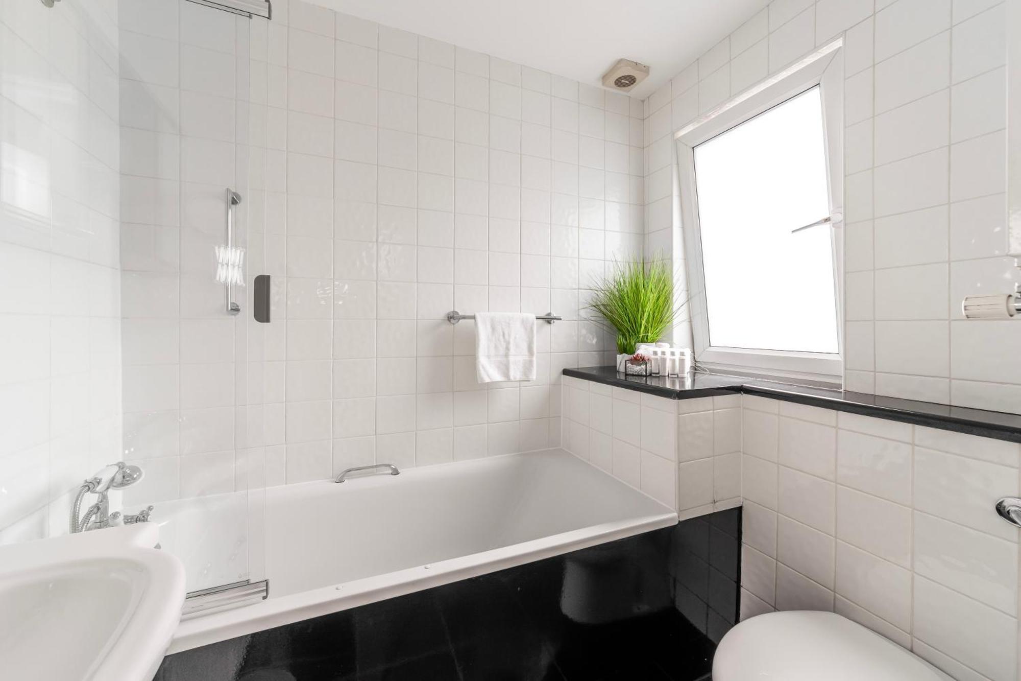 Secret Kensington Garden Mews: Spacious 2-Bedroom House with Private Patio London Exterior photo